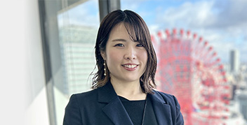 サービス本部　世良 友里恵